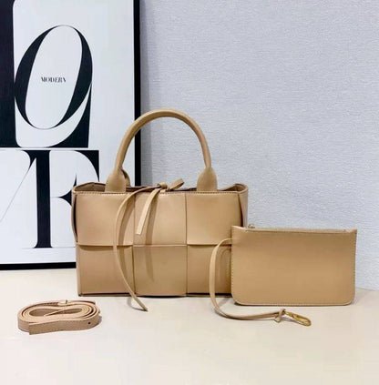 BOTTEGA
 NEW CAME GOOD QUALITY  
WITH BOX 
🎁🎁🎁

110 dhs🇦🇪

Zain39
♥️♥️♥️
