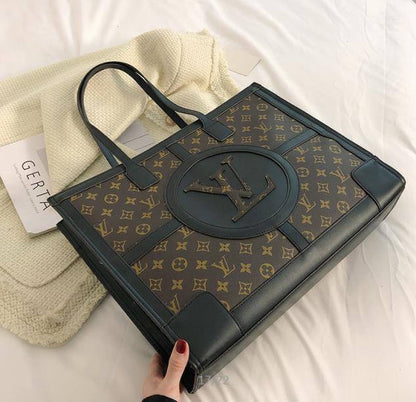 LV
42*33*9 cm
105 dhs👑

Zain17
♥️♥️♥️