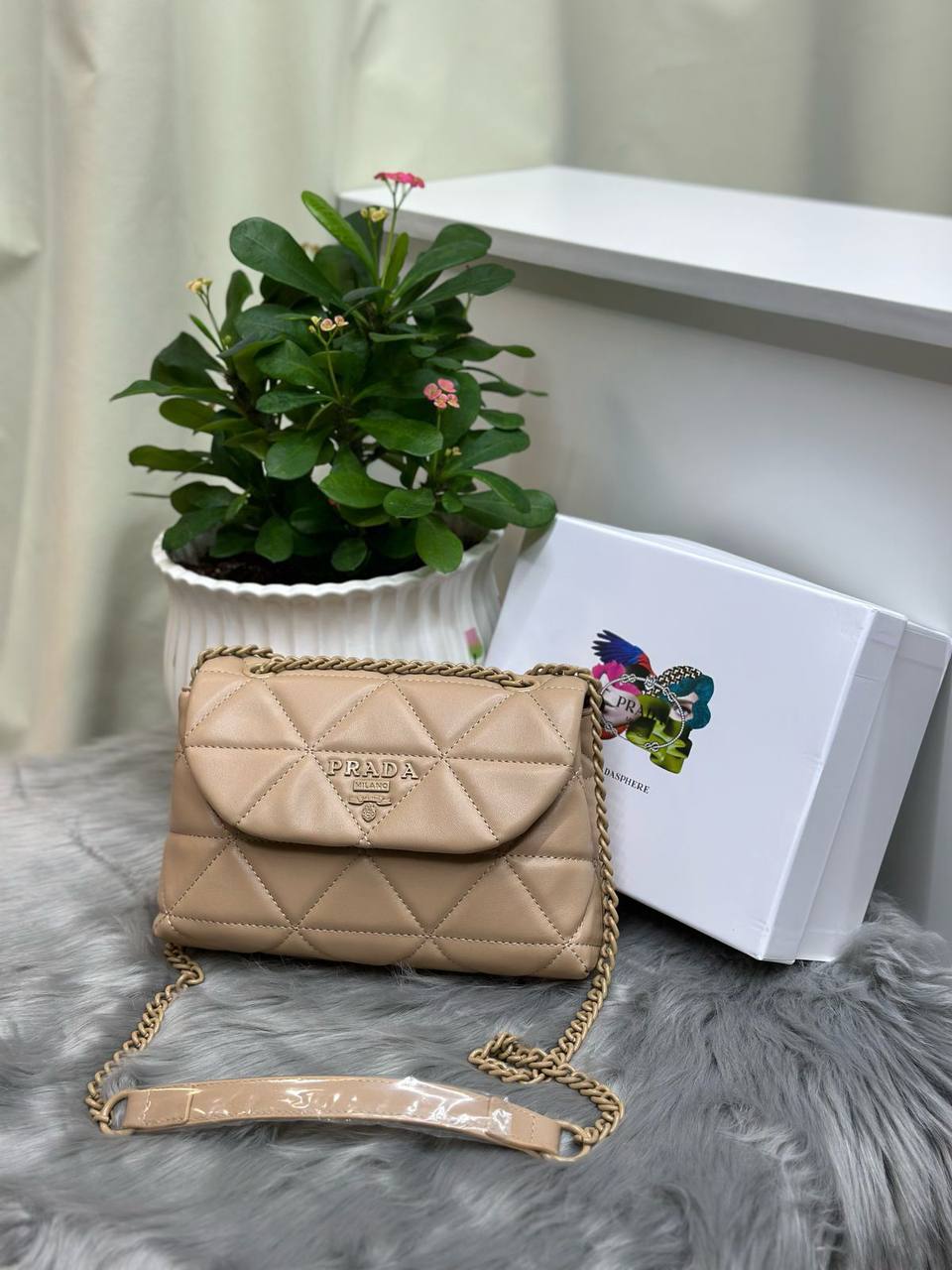 PRADA
SIZE  ……… 24CM 🥰
90 dhs🪙🌨️

with BOX🌷
🎁🎁🎁

Zain244
♥️♥️♥️