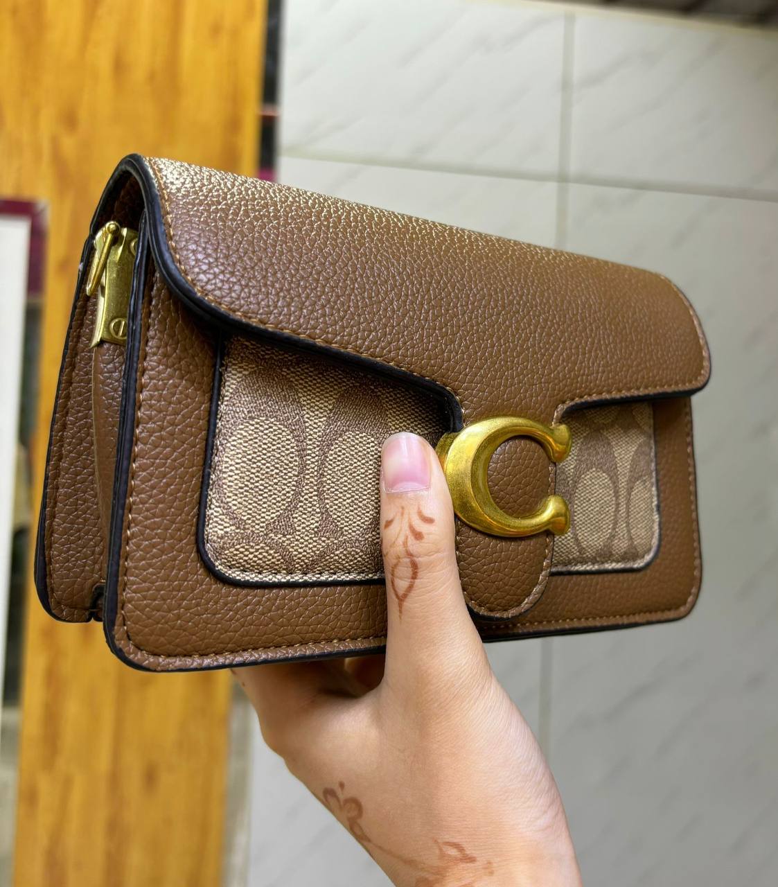 Coach
good quality, 

comes with box, 
🎁🎁🎁

size...25 *15 cm 

95 dhs💓

Zain12
♥️♥️♥️