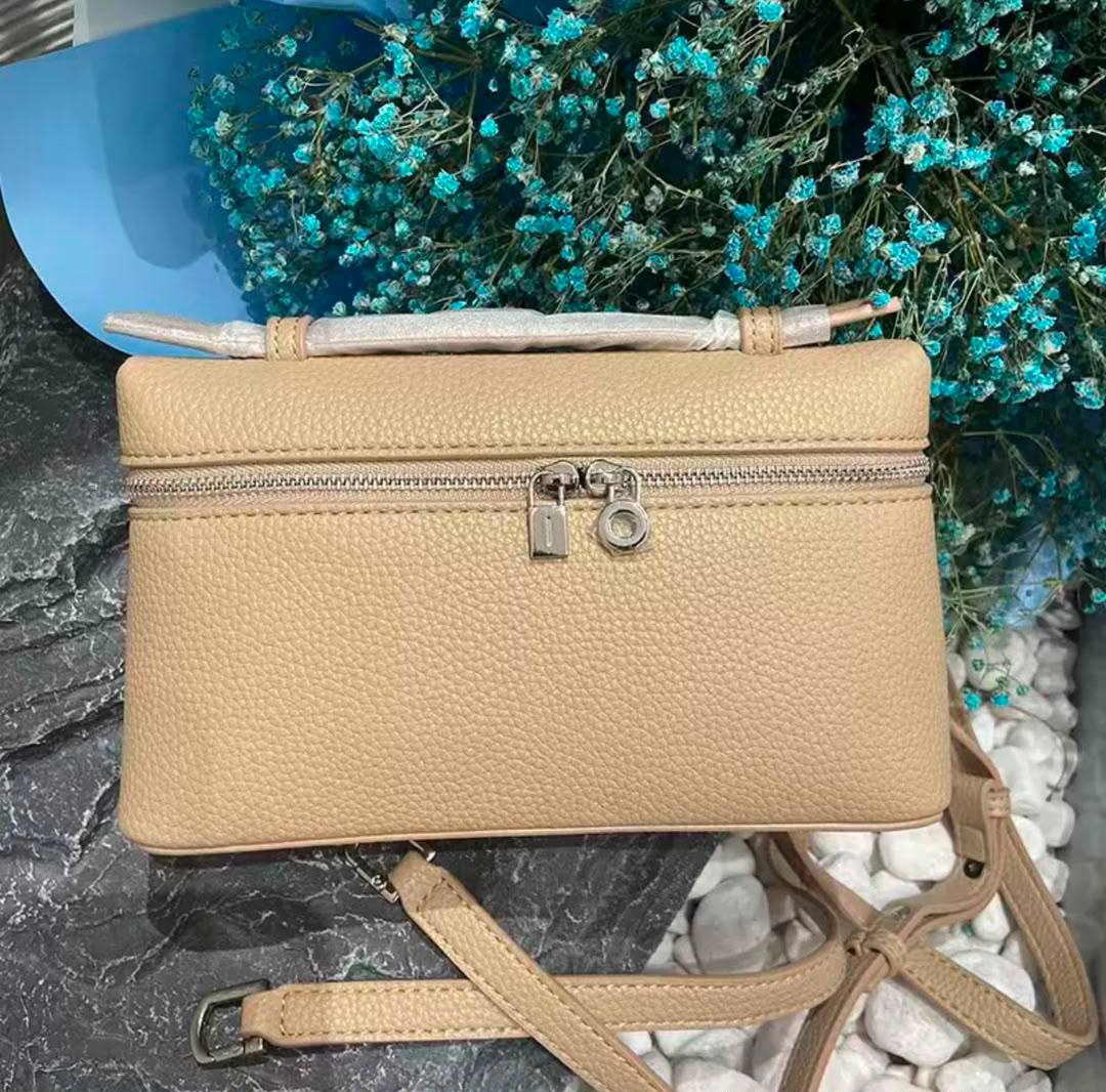 Loro Piana
90 dhs🇦🇪🇦🇪
size：19cm
Good-quality 

with box

Zain35
♥️♥️♥️