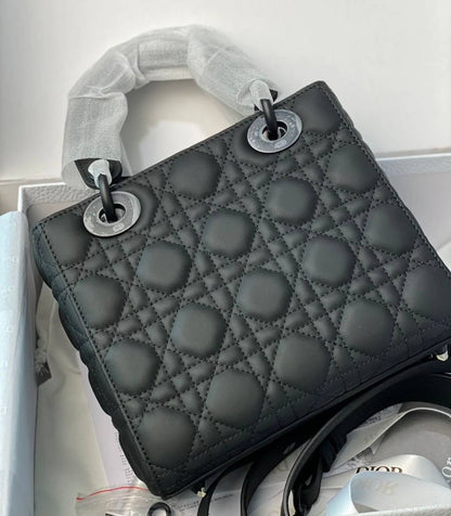 DIOR 
GOOD QUALITY 
120 dhs✅
SIZE: 24cm

Zain295
♥️♥️♥️