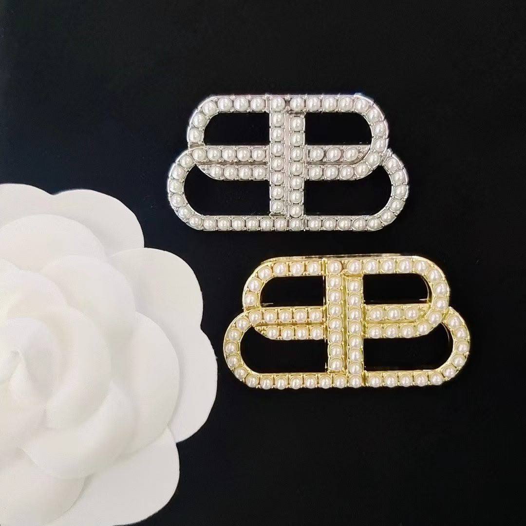 BROOCH🦋*
Good quality 🍁
With black boxes 📦 
20 dhs💓

With normal box 🗃️ 
And paper bag 🛍️
35 dhs💓

Zain216
♥️♥️♥️