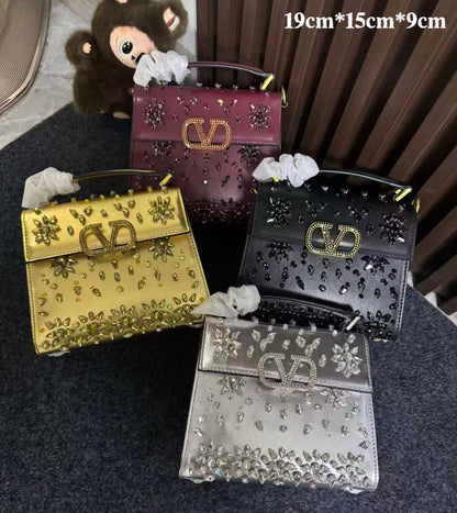 VALENTINO
 COPY ONE NEW CAME 

WITH BOX 
🎁🎁🎁

260 dhs❣️

Zain39
♥️♥️♥️