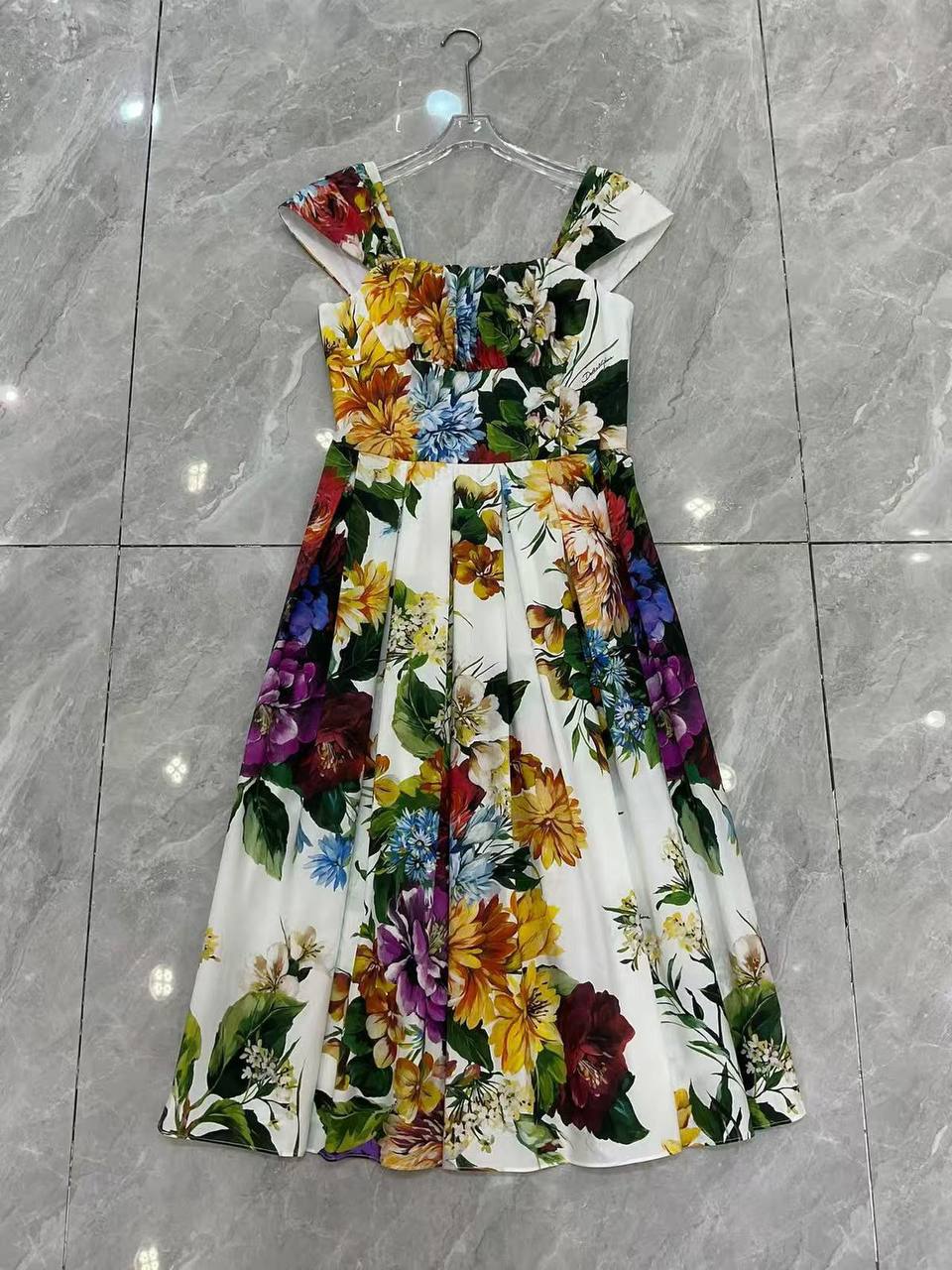 ❤️‍🔥 DOLCE & GABBANA ❤️‍🔥
    ✨💯 % cotton✨
         VIP quality 😍
Sizes;  M-L-XL
550 dhs✅

Zain287
♥️♥️♥️