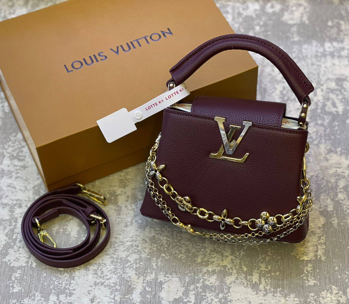 LV
230 dhs❣️

With box.  
🎁🎁🎁

Size. 21 cm.

Zain175
♥️♥️♥️