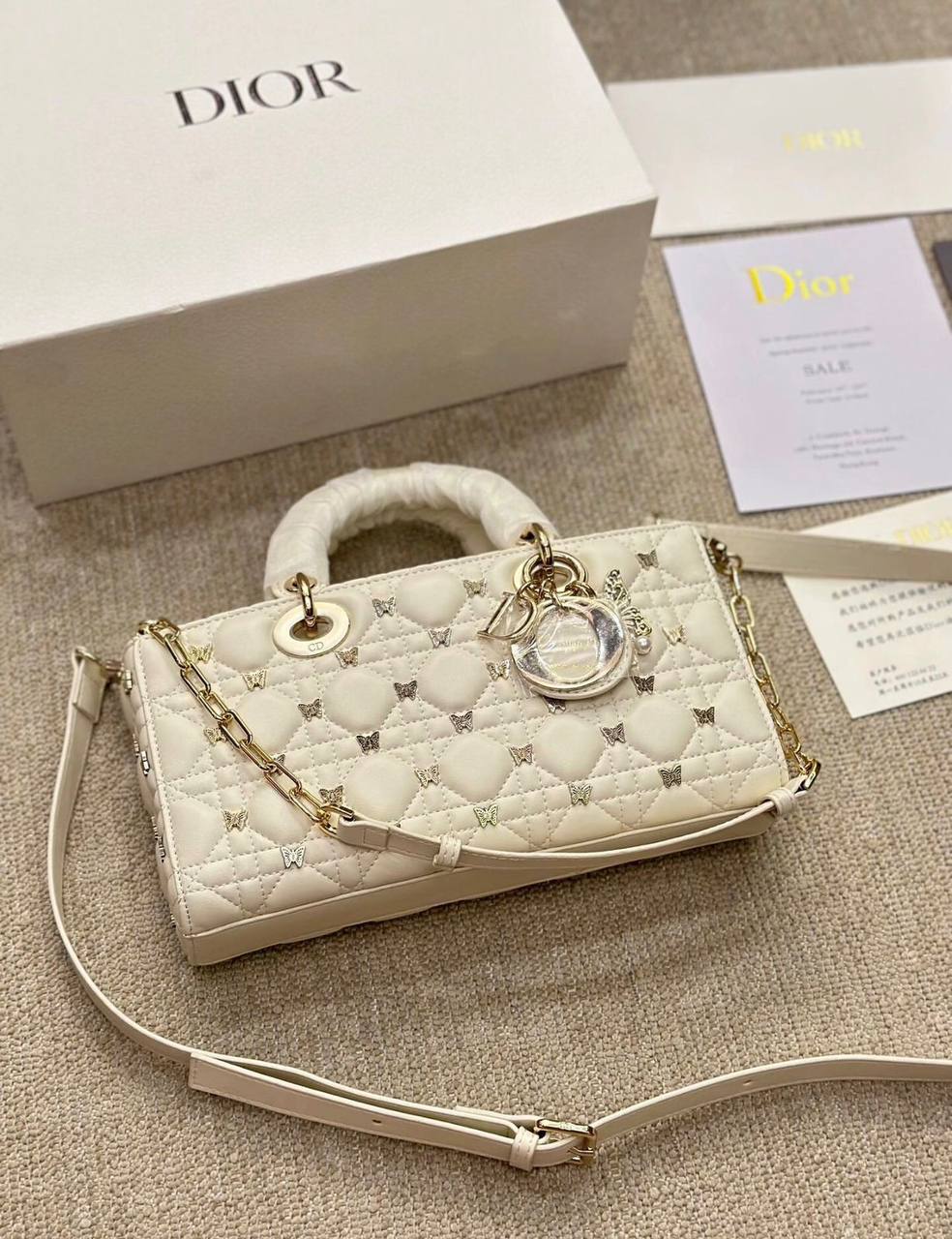 Dior
130 dhs✅
High quality 

with box
🎁🎁🎁

Zain35
♥️♥️♥️