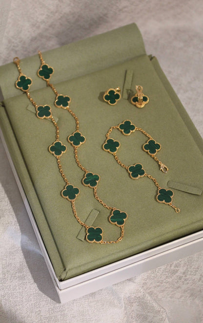 VanCleef & Arpels 💚
Magic Alhambra Full Set
⁠Necklace 10 Motifs
⁠Bracelet 5 Motifs
⁠Earings 1 Motif
18K gold plated
Super master quality 
For Price 👇 WhatsApp✅
0568585901 
0507557372
0552275751 Owner Zain 👌
Zain106
♥️♥️♥️