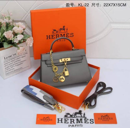 Hermes 
Good Quality 
Double Belt with chain 

With Box 🎁🎁🎁

95 dhs❣️

Zain250
♥️♥️♥️