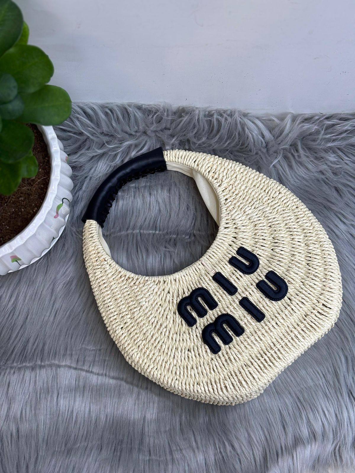 MIU MIU BEACH BAG
SIZE  ………28CM 🥰
95 dhs❤️

Zain244
♥️♥️♥️