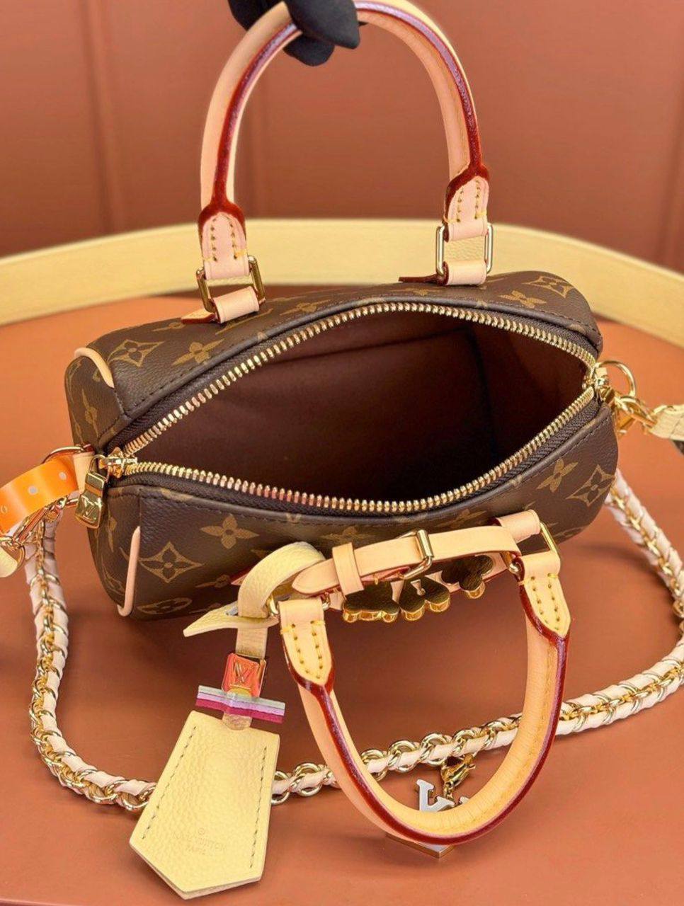 LV
115 dhs🇦🇪
Good-quality 

with box
🎁🎁🎁

Zain35
♥️♥️♥️