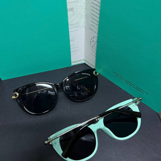 Tiffany ❤️‍🔥*
Sunglasses 🕶️ 
Copy one❣️
good quality 💯
With master box 🗃️ 
50 dhs❤️

Zain216
♥️♥️♥️