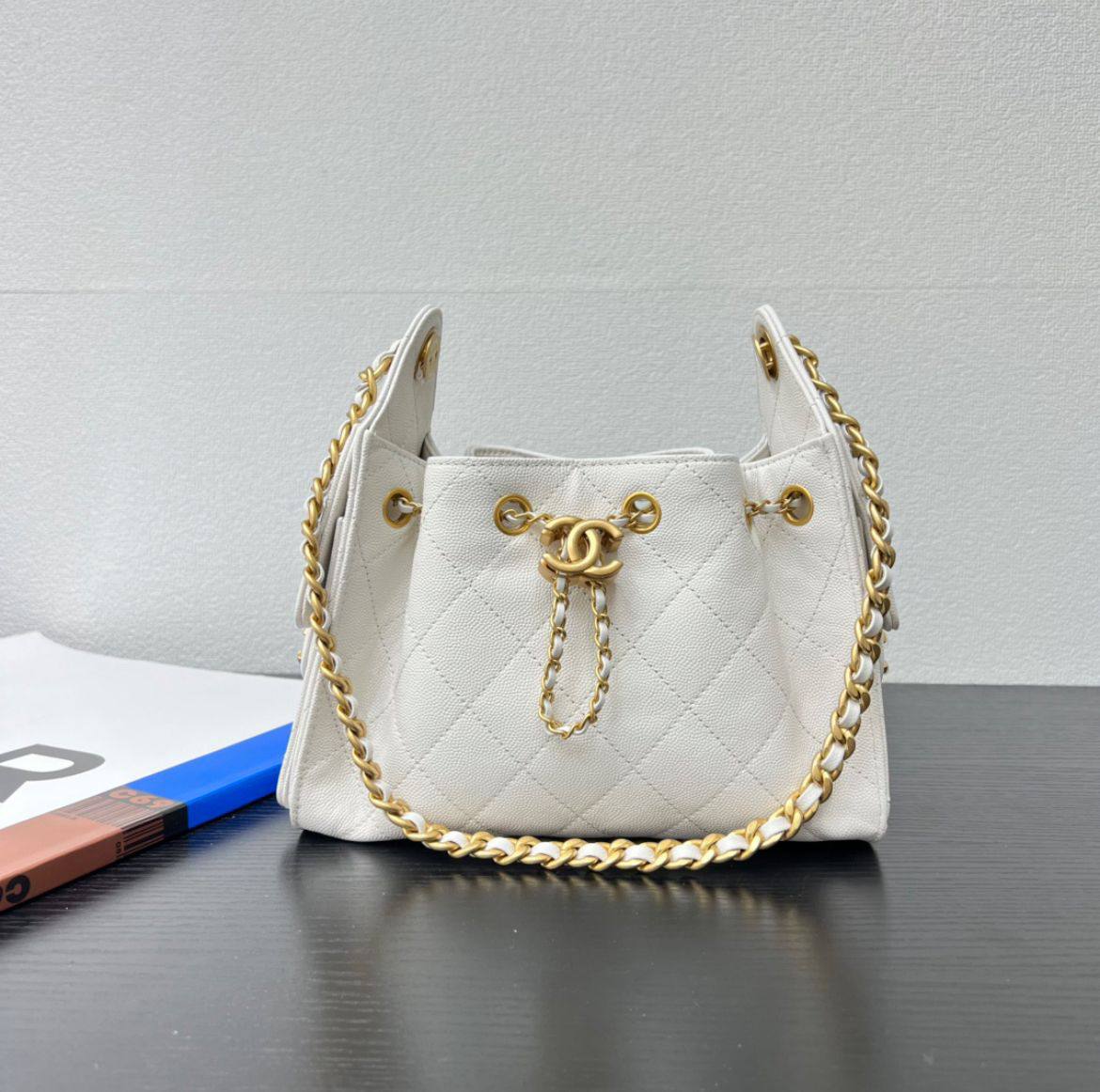 Chanel  
Small size 
120 dhs💓
With box

Zain299
♥️♥️♥️