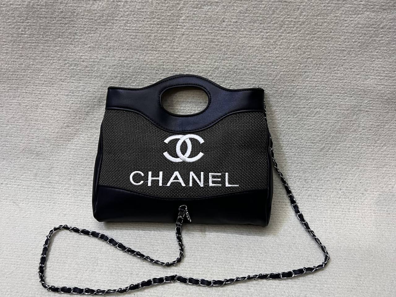 Chanel
70 dhs✅
high quality
24cm

Zain26
♥️♥️♥️