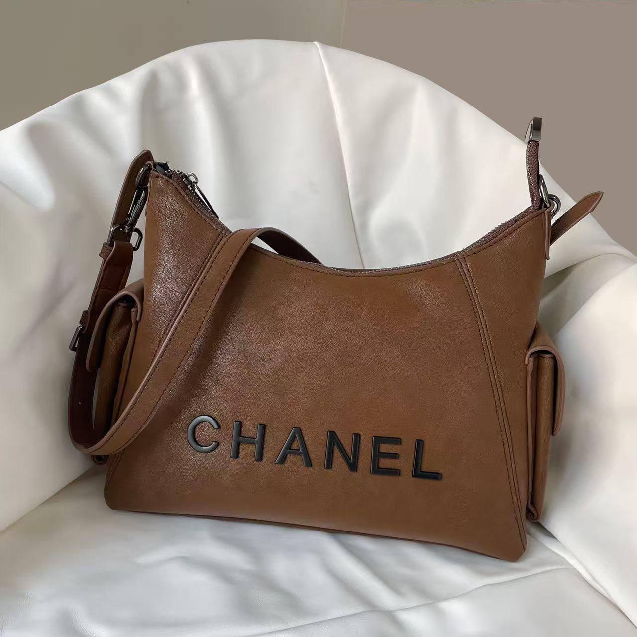 Chanel
 Good Quality 
105 dhs❤️

Zain250
♥️♥️♥️