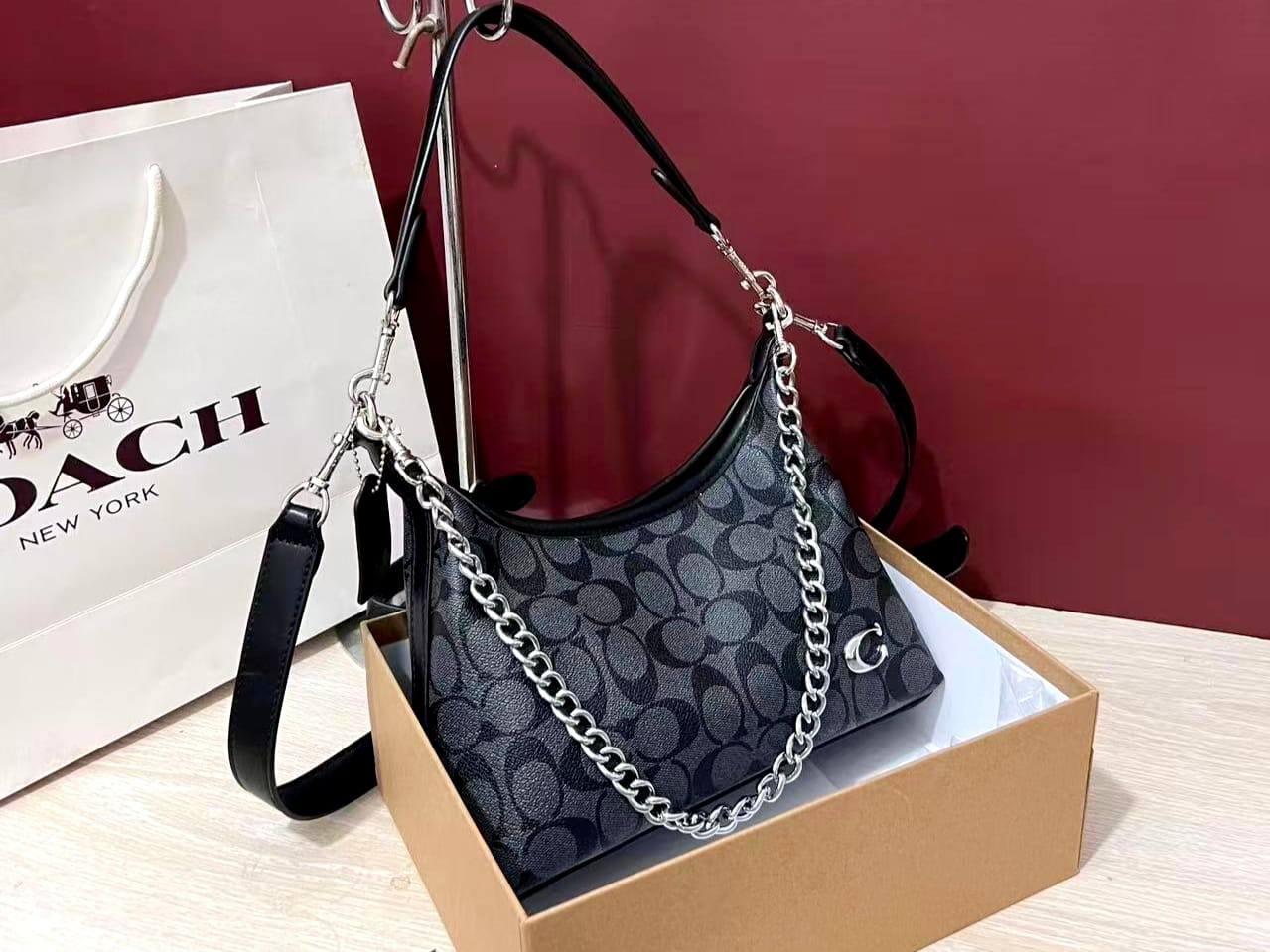 Coach
90 dhs✅

with box
🎁🎁🎁

size 25cm

Zain26
♥️♥️♥️