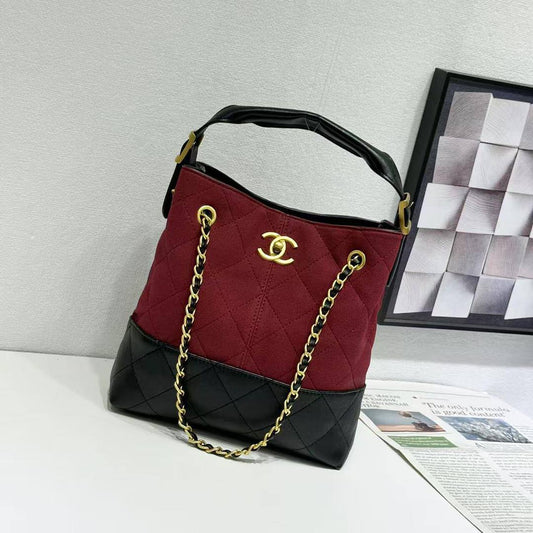 Chanel 
95 dhs🪙💚
size 23×10×25cm

Zain213
♥️♥️♥️