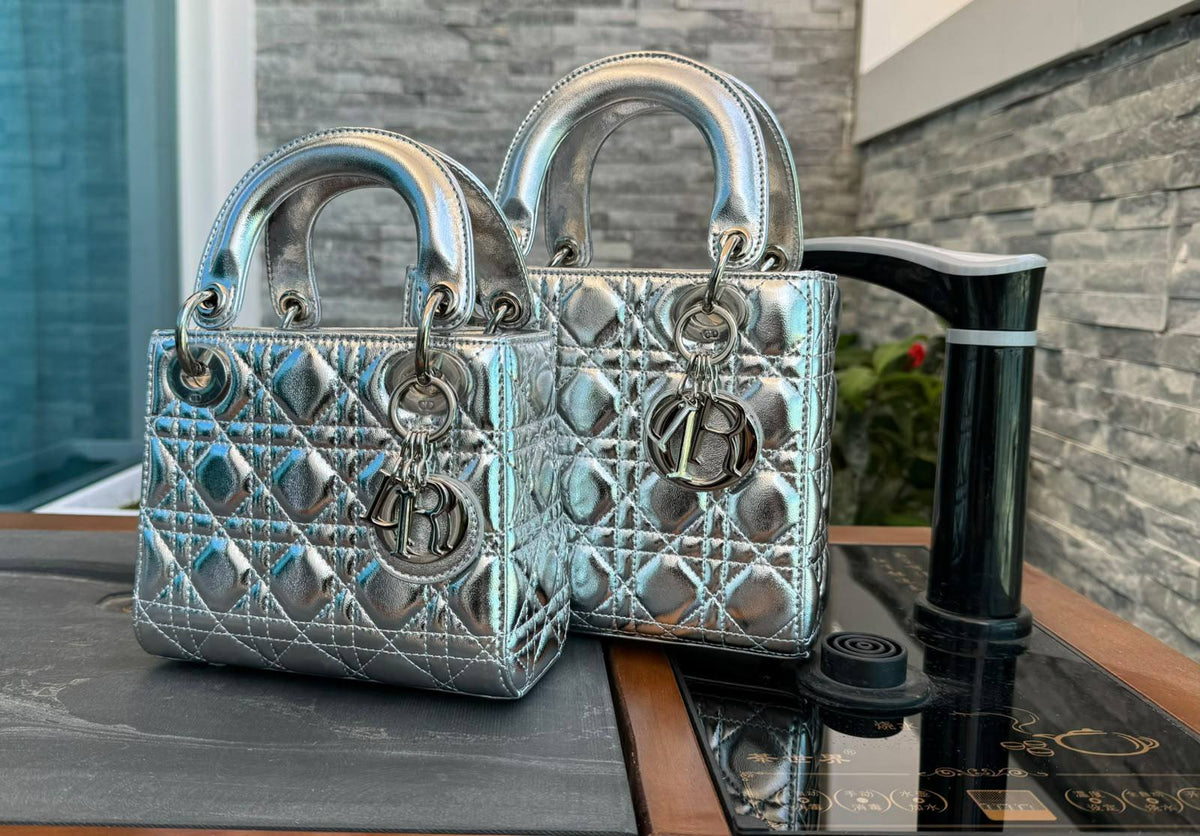 Dior

17Cm 
With Box
280 dhs🇦🇪🇦🇪

Zain131
♥️♥️♥️