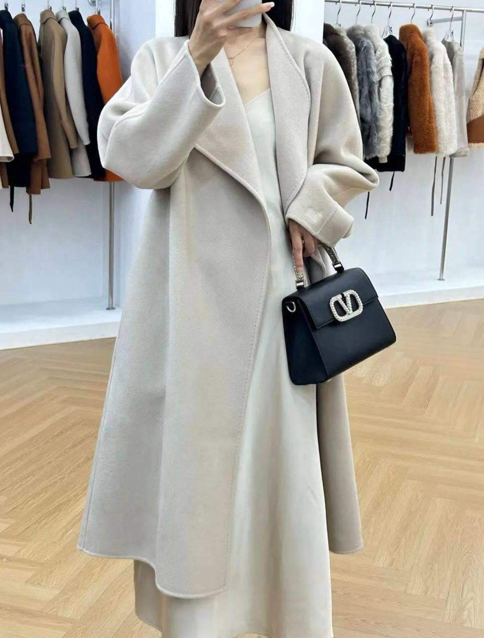 VALENTINO  
GOOD QUALITY
 WITH BOX 
🎁🎁🎁

100 dhs✅

Zain295
♥️♥️♥️