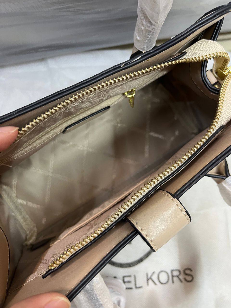 MK 
95 dhs🇦🇪🇦🇪
size 24×10×17cm

Zain213
♥️♥️♥️