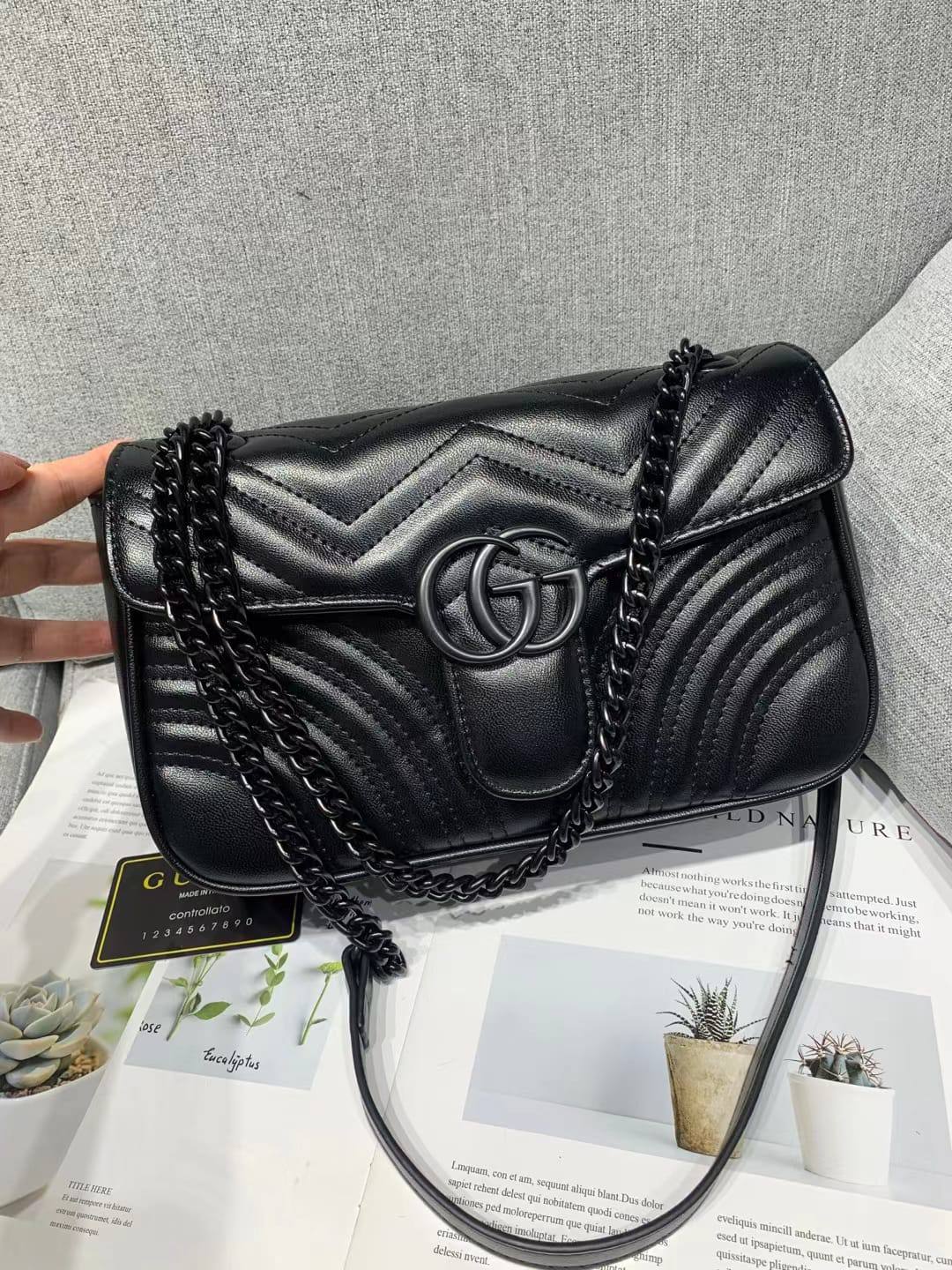 Gucci
 95 dhs❣️ 

with box
🎁🎁🎁

Zain235
♥️♥️♥️