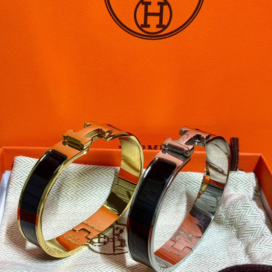 Hermes ❤️‍🔥*
Bangle 💥
Master quality 💯
Size 17,19 available 💁
With normal boxes 📦 
45 dhs🪙🌨️
With master box 🗃️ 
60 dhs🪙🌨️

Zain216
♥️♥️♥️