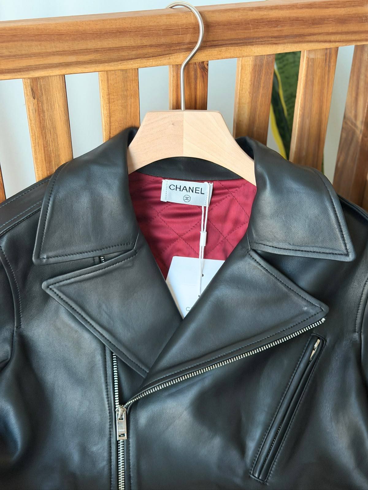 CHANEL NEW

VIP QUALITY 
 
💯% lambskin
Size : 36-38-40-42

1650 dhs🇦🇪🇦🇪

Zain287
♥️♥️♥️