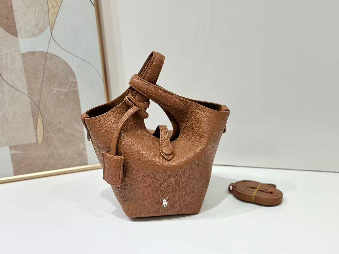 Polo
110 dhs🌺

with box
🎁🎁🎁

size 22×12×12cm

Zain213
♥️♥️♥️