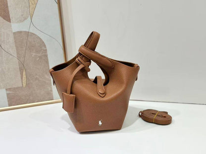 Polo
110 dhs🌺

with box
🎁🎁🎁

size 22×12×12cm

Zain213
♥️♥️♥️