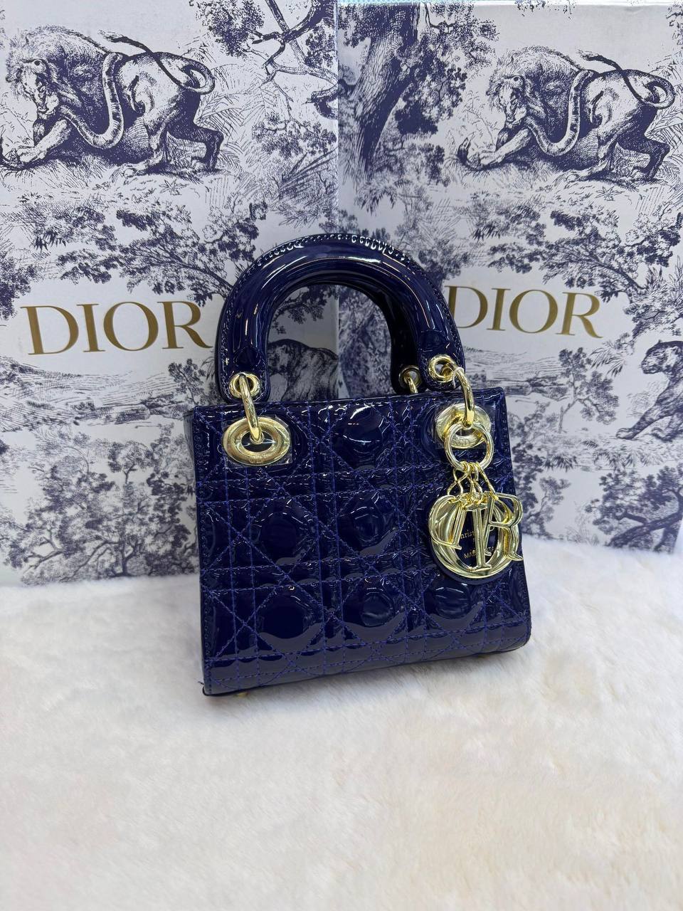 Dior
 (𝐥𝐚𝐝𝐲)
𝐰𝐢𝐭𝐡 𝐛𝐨𝐱 
🎁🎁🎁

𝐥𝐞𝐚𝐭𝐡𝐞𝐫 𝐦𝐚𝐭𝐭𝐞
𝐬𝐢𝐳𝐞:17𝐜𝐦
100 dhs🪙🖤

Zain56
♥️♥️♥️