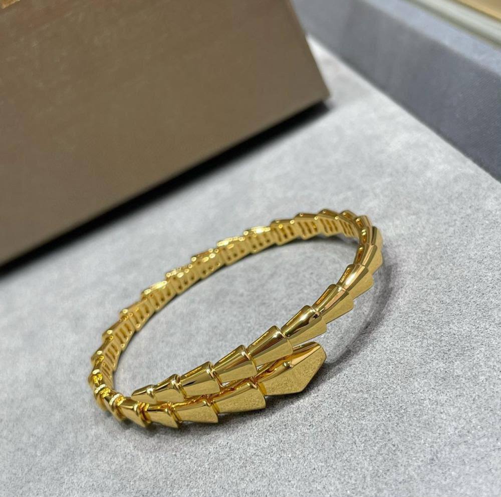 BVLGARI 
Bangle 🦋 
Master quality 💯
With normal boxes 🗃️ 
90 dhs✅

With master box 📦 
140 dhs✅

Zain216
♥️♥️♥️