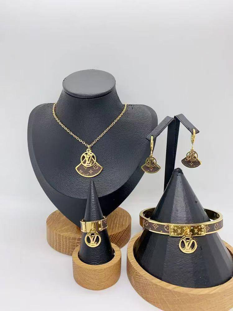 Accessories Set
50 dhs🪙🌨️

Zain45
♥️♥️♥️