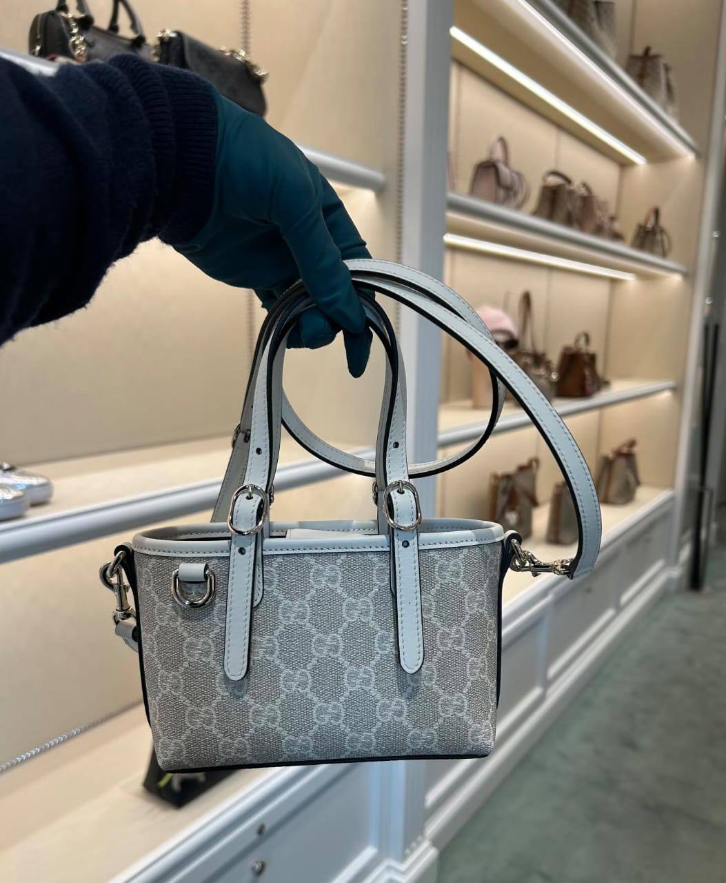 Gucci

Size：17/7/12

with box🎁

90 dhs✅

Zain07
♥️♥️♥️