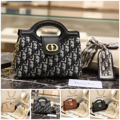 Dior
110 dhs🪙🌨️
With box 📦 
Size.  20cm. 

Zain175
♥️♥️♥️
