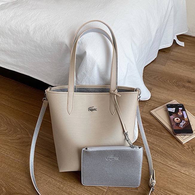 Locaste 
With sling. With small pouch 
70 dhs🇦🇪🇦🇪

Zain232
♥️♥️♥️