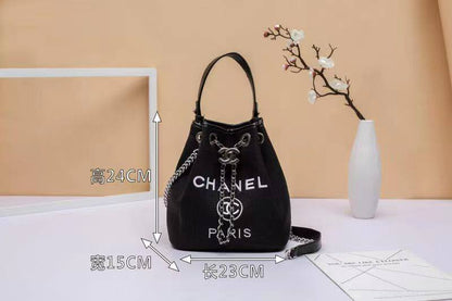 New arrived 
Chanel 
110 dhs🌺
Size 22 cm 

Zain161
♥️♥️♥️