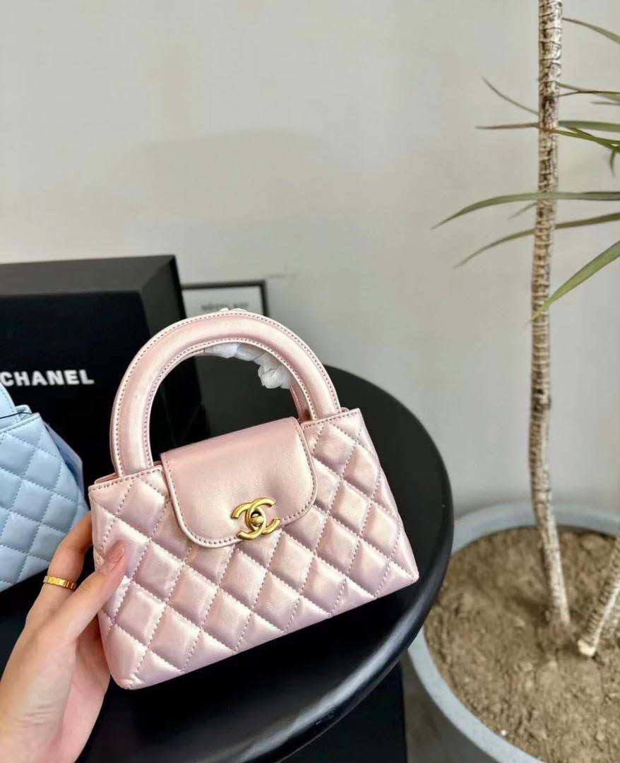 Chanel
Chanel 
95 dhs💓
with box
size 20×6×13cm

Zain42
♥️♥️♥️