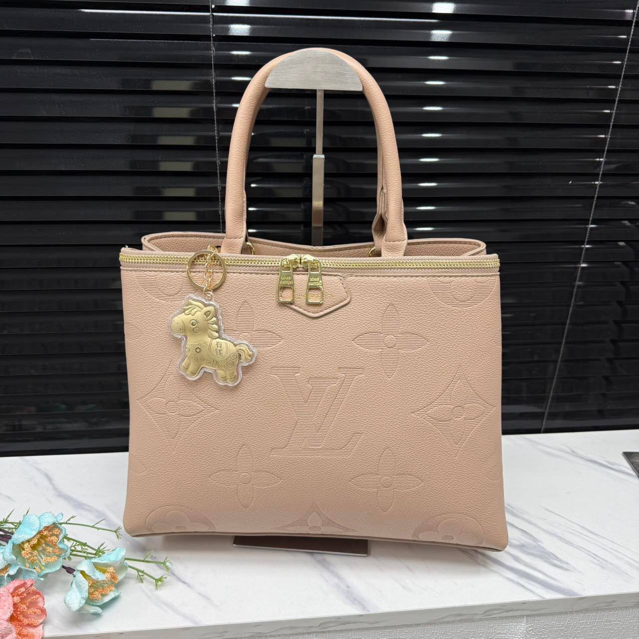 LV

size  34×21×13cm

95 dhs❣️
 
Zain04
♥️♥️♥️