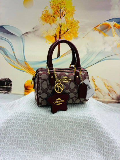 COACH

Best quality
 with box
100 dhs🇦🇪🇦🇪

size 18CM

Zain290
♥️♥️♥️