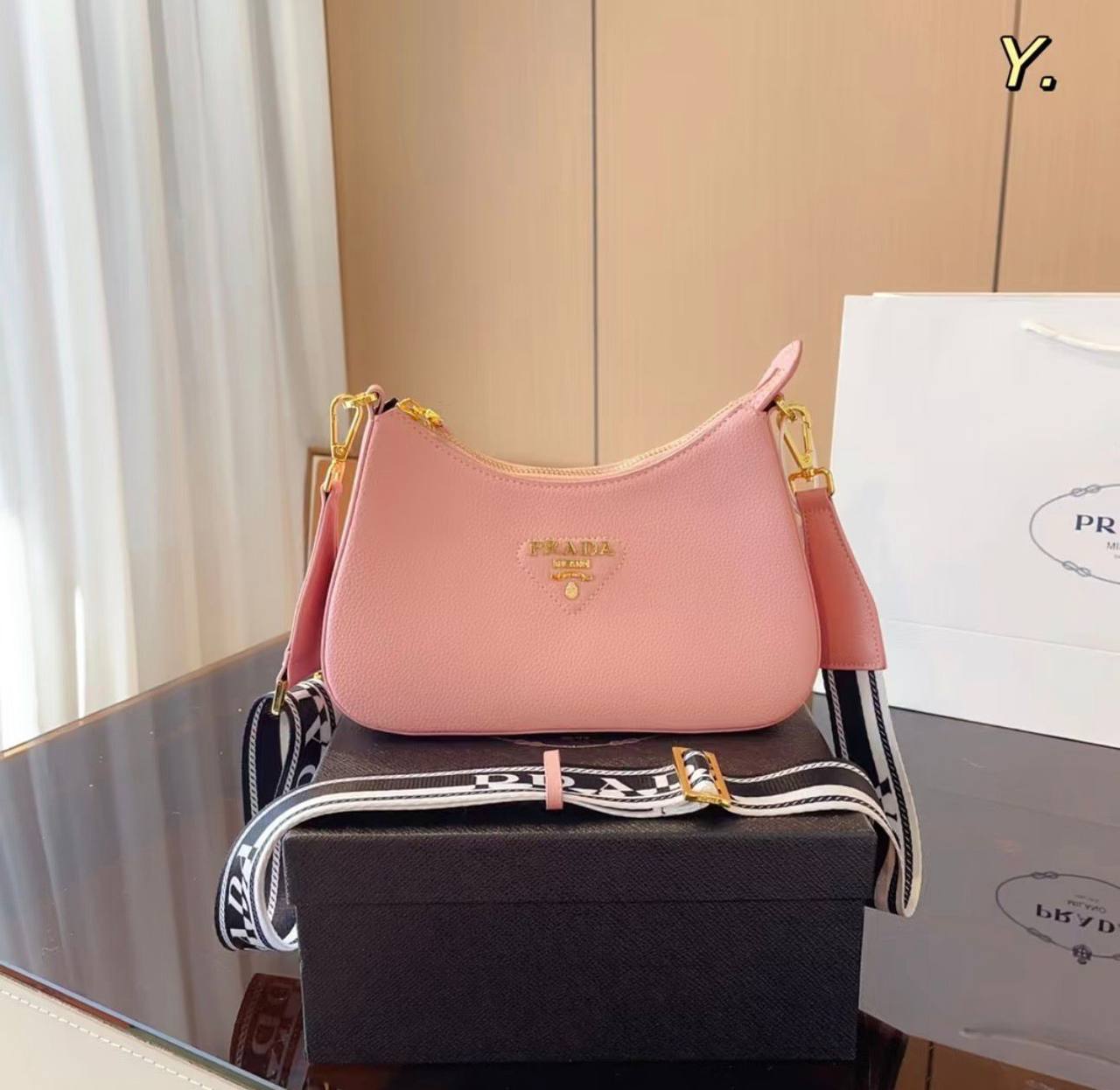 Prada

90 dhs✅

with box
🎁🎁🎁

Zain35
♥️♥️♥️