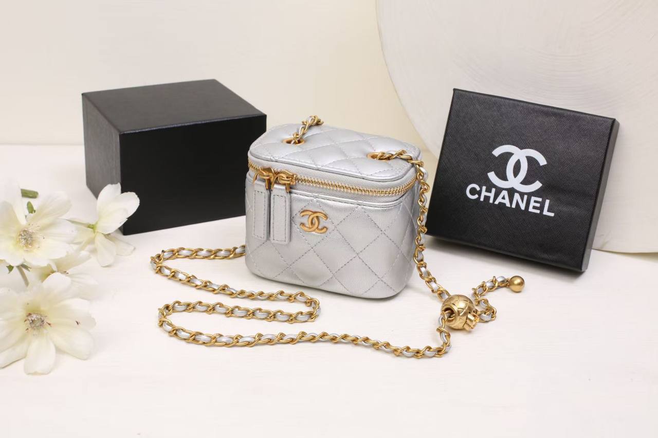 Chanel
with box 
90 dhs✅

Zain168
♥️♥️♥️