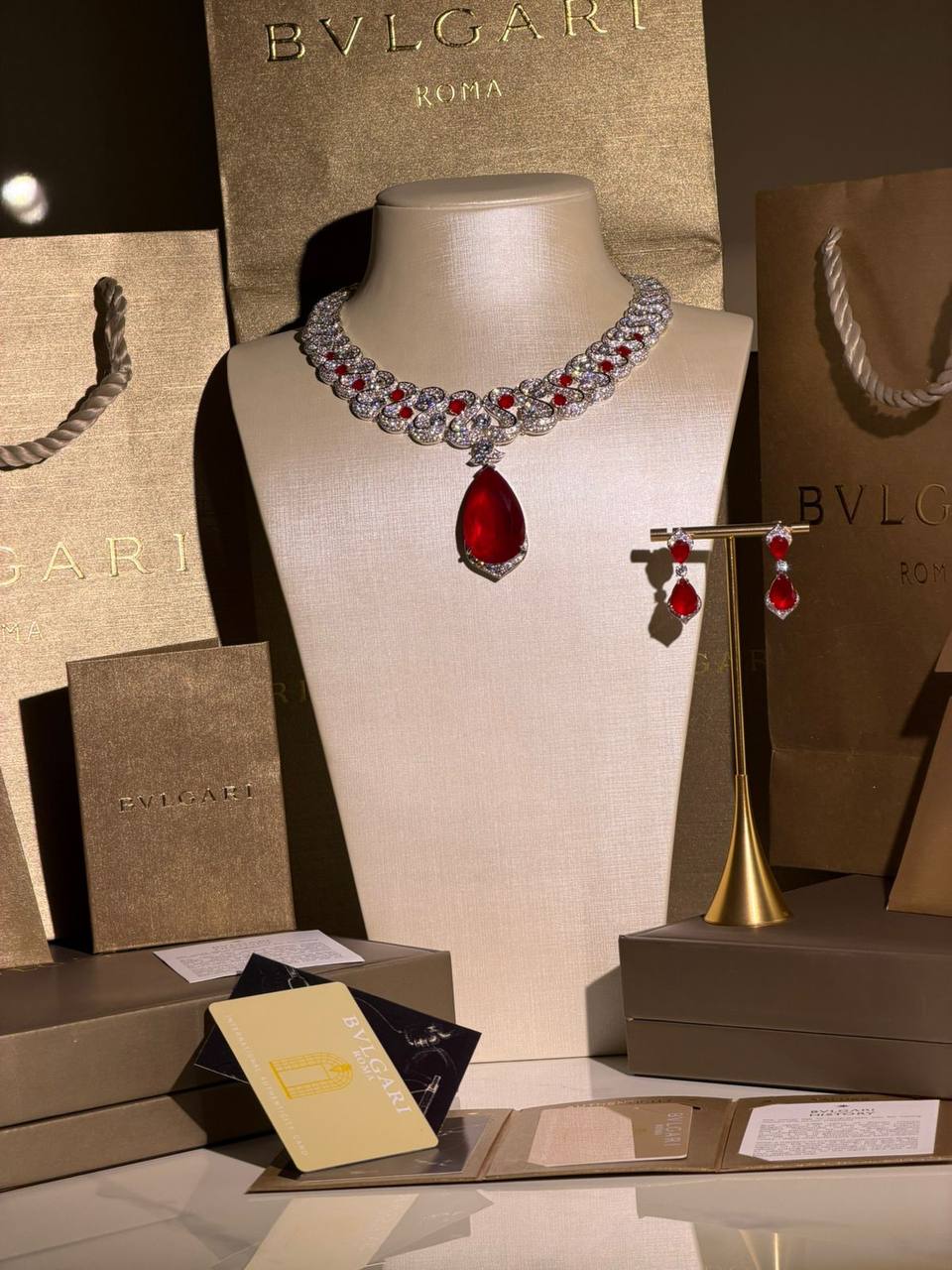 BVlGARI
 Collection 😍

Quality: Super Master 
Non -Tarnish color

* ⁠Necklace 
* ⁠Earring
For Price 👇 WTSP Text Zain 0568585901

Zain268
♥️♥️♥️