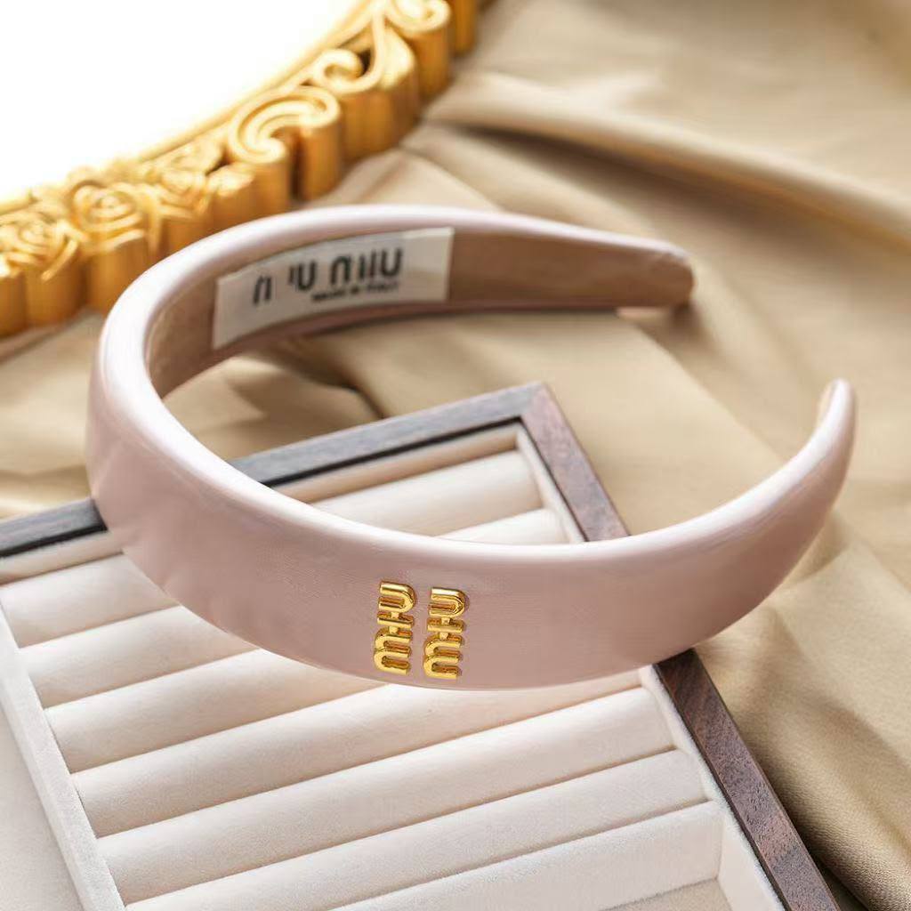 MIU MIU
HAIR BAND
190 dhs🇦🇪🇦🇪

Zain328
♥️♥️♥️