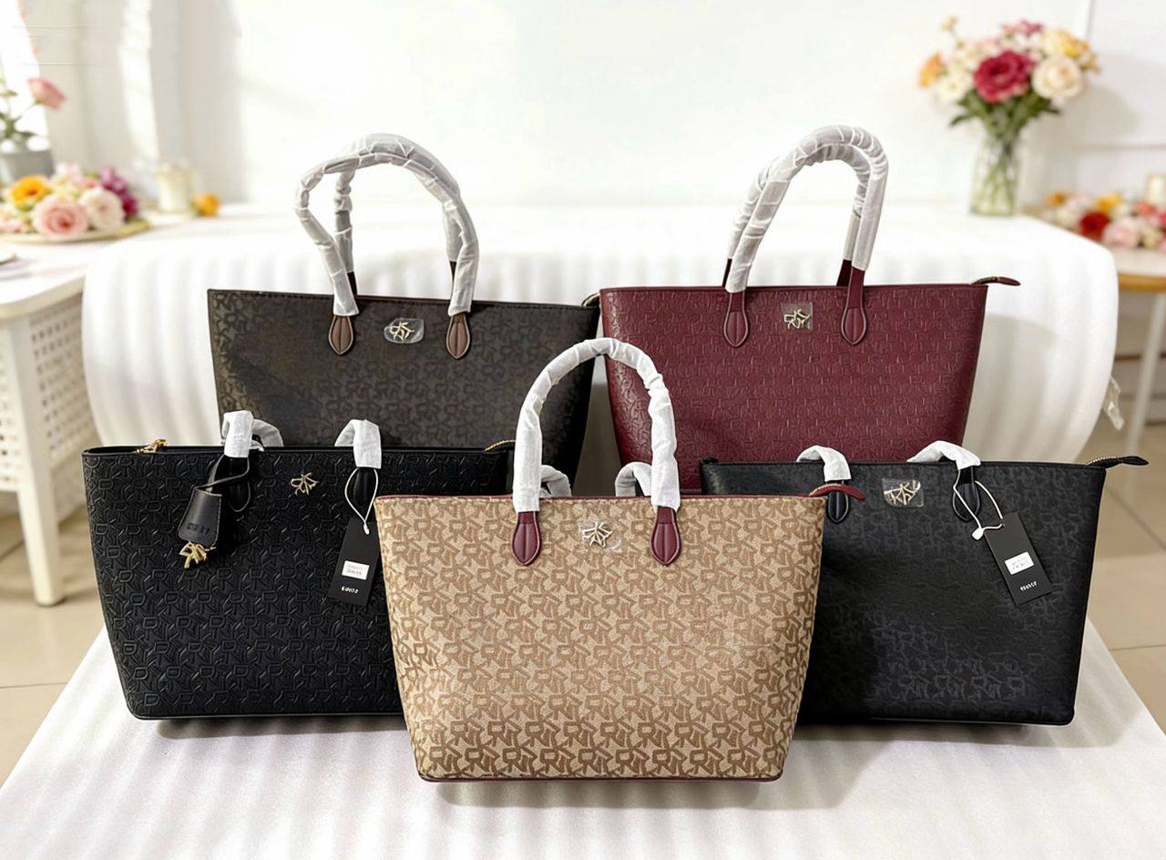DKNY
100 dhs❣️
SIZE：50cm
good-quality with zipper 

Zain35
♥️♥️♥️