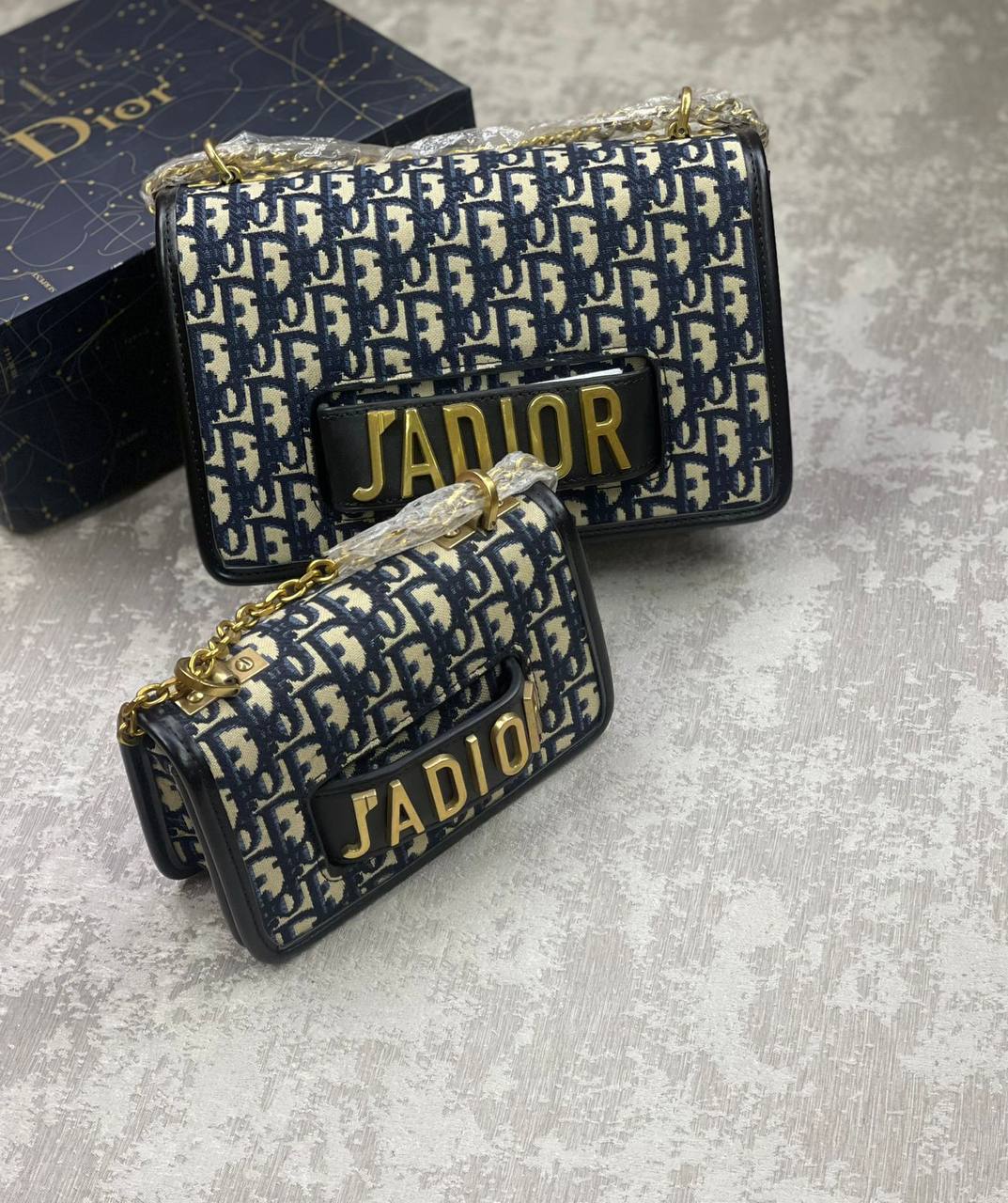 Dior
JA DIOR 
 with box  
🎁🎁🎁

good quality 
Big 130 dhs✅
Small 120 dhs✅

Zain175
♥️♥️♥️