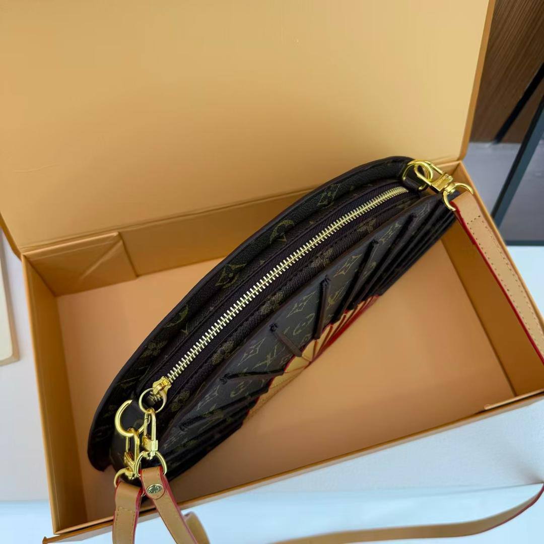 LV
95 dhs🪙

with box
🎁🎁🎁

size 36×9×4.5cm

Zain213
♥️♥️♥️