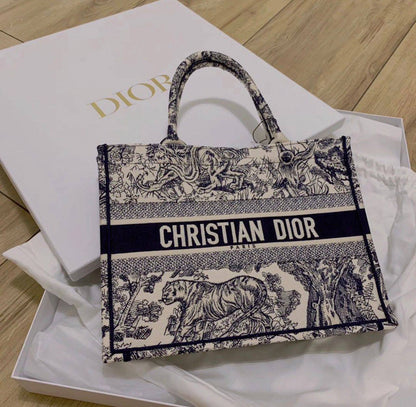 Dior
110 dhs🪙🌨️
size36-41cm
Good quality

Zain35
♥️♥️♥️
