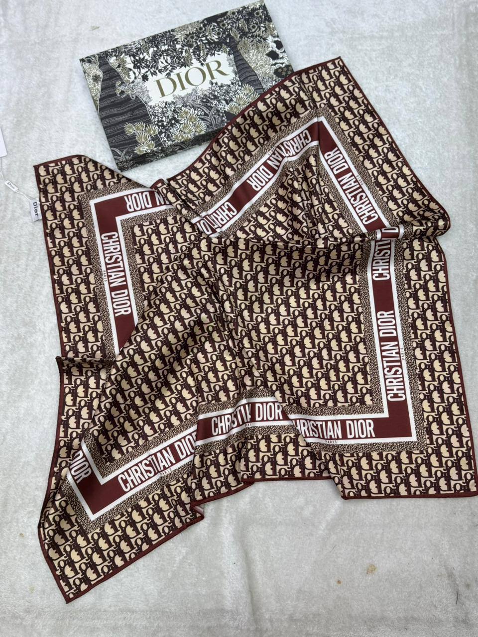 Silk square scarf 
40 dhs🇦🇪🇦🇪
Size 90*90

Zain93
♥️♥️♥️