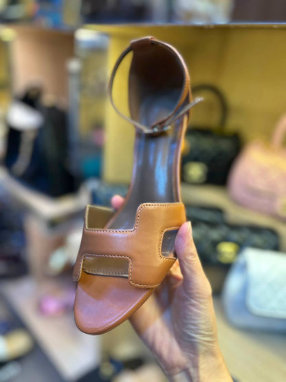 Hermes
Size 36-42 
120 dhs✅

Zain132
♥️♥️♥️