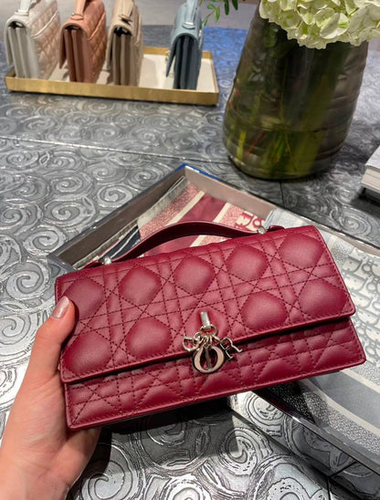 Dior
110 dhs✅
size：22cm
Good-quality 

with box🎁🎁🎁

Zain35
♥️♥️♥️